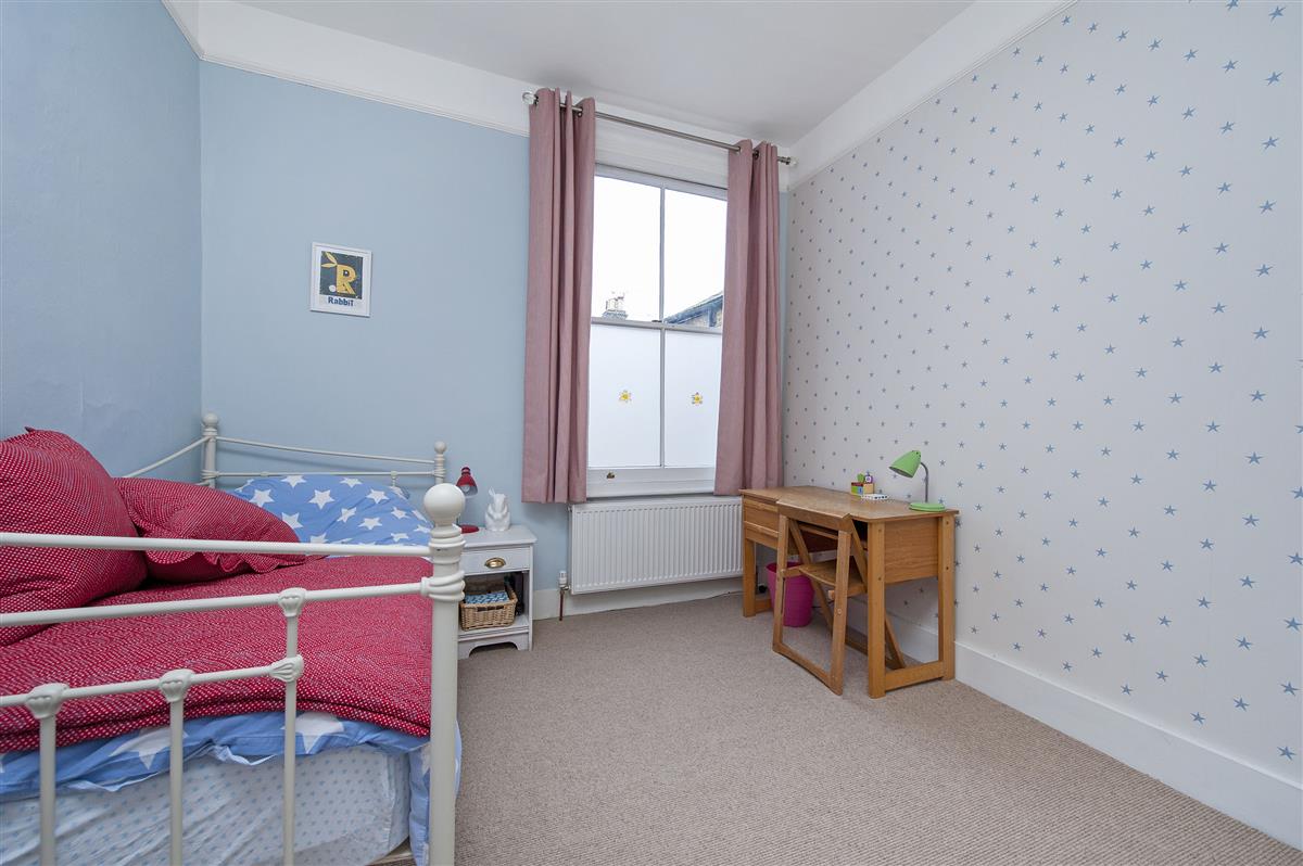 House For Sale in Bramfield Road, SW11 Featuring a Garden and a Cellar