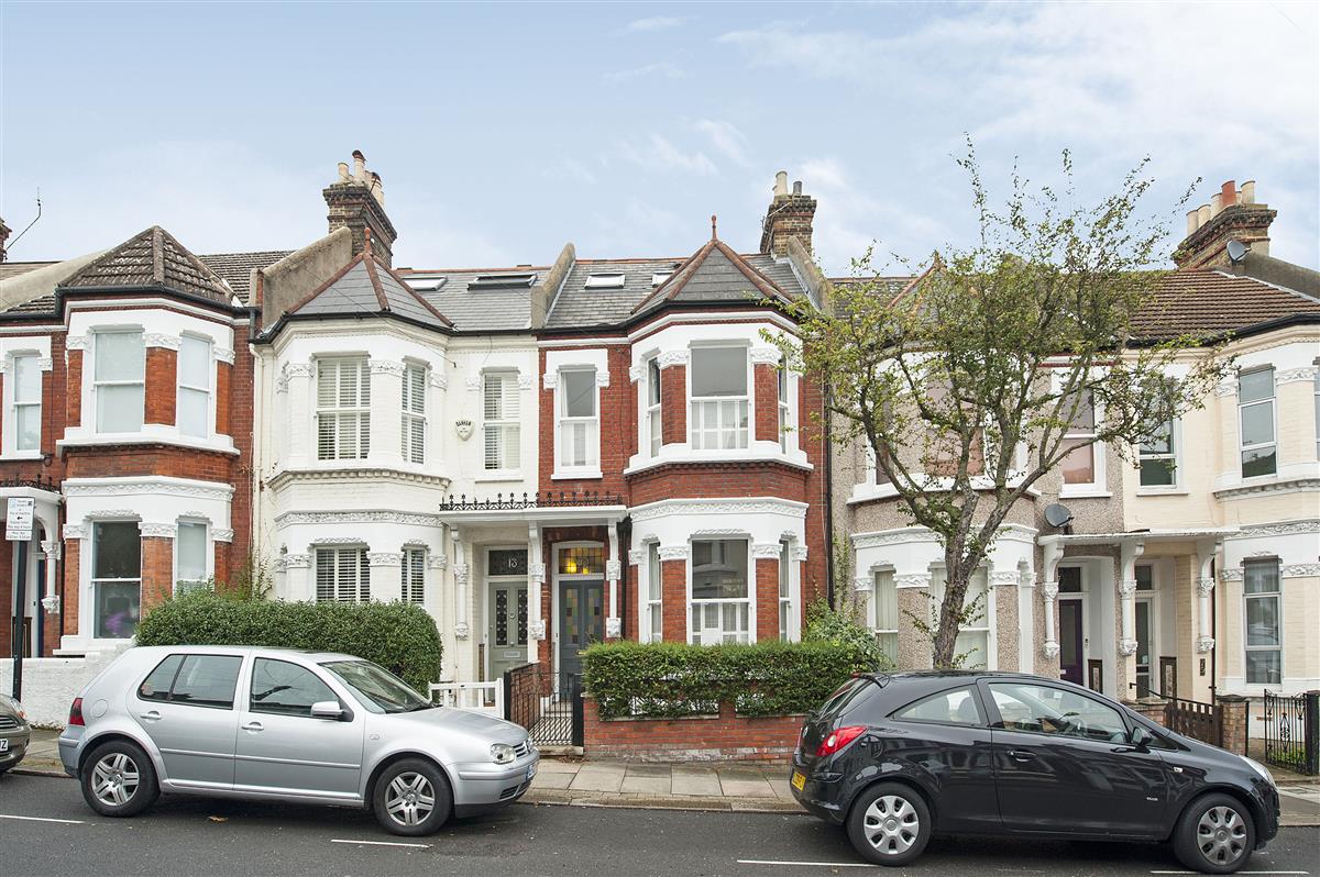 House For Sale in Bramfield Road, SW11 Featuring a Garden and a Cellar