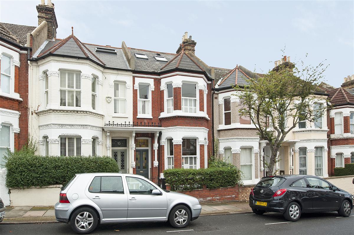 House For Sale in Bramfield Road, SW11 Featuring a Garden and a Cellar