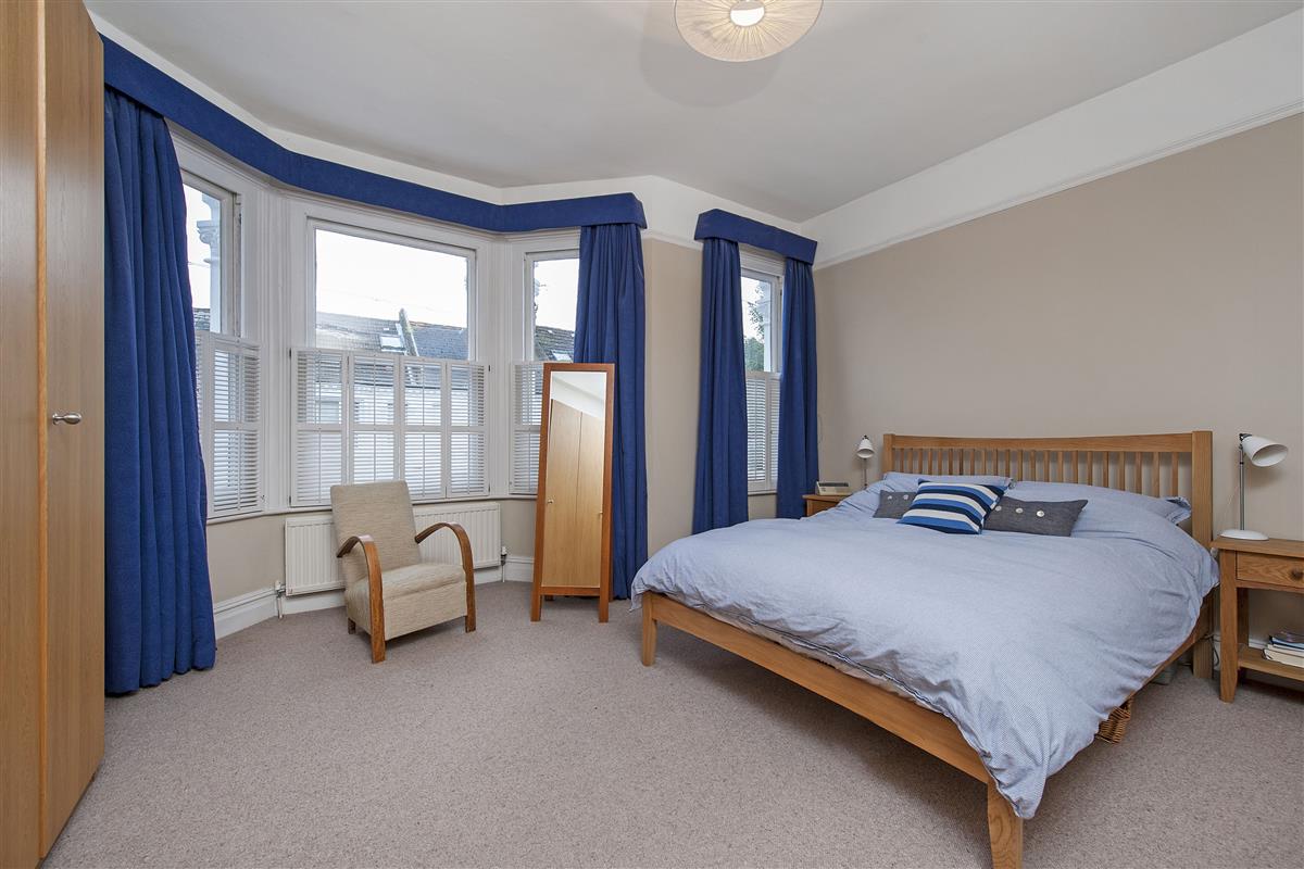 House For Sale in Bramfield Road, SW11 Featuring a Garden and a Cellar