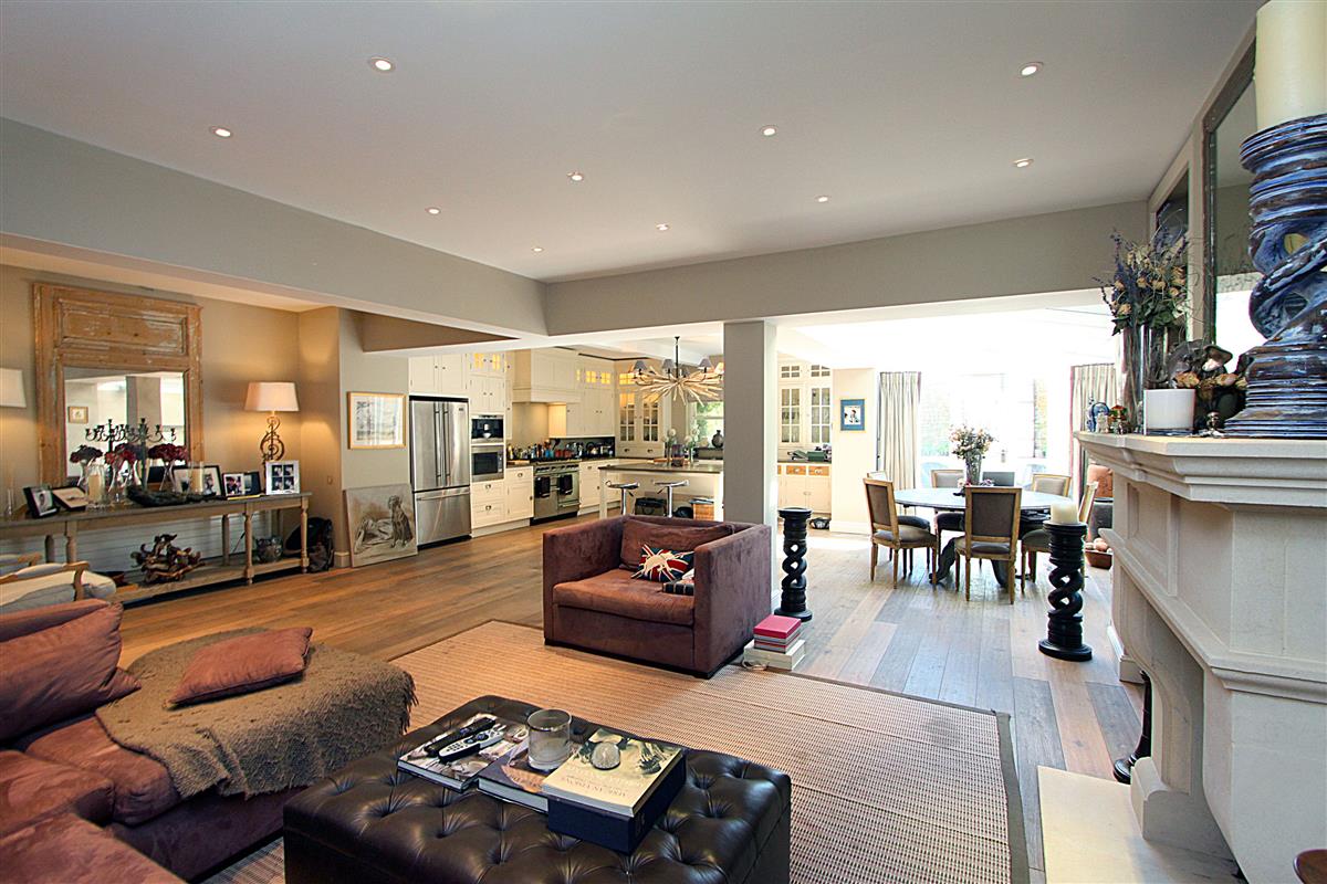 Flat To Rent in Holland Park Avenue, W11 Featuring a Garden and Off