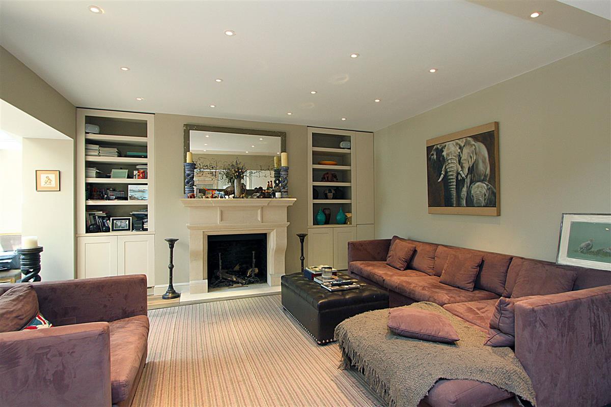 Flat To Rent in Holland Park Avenue, W11 Featuring a Garden and Off