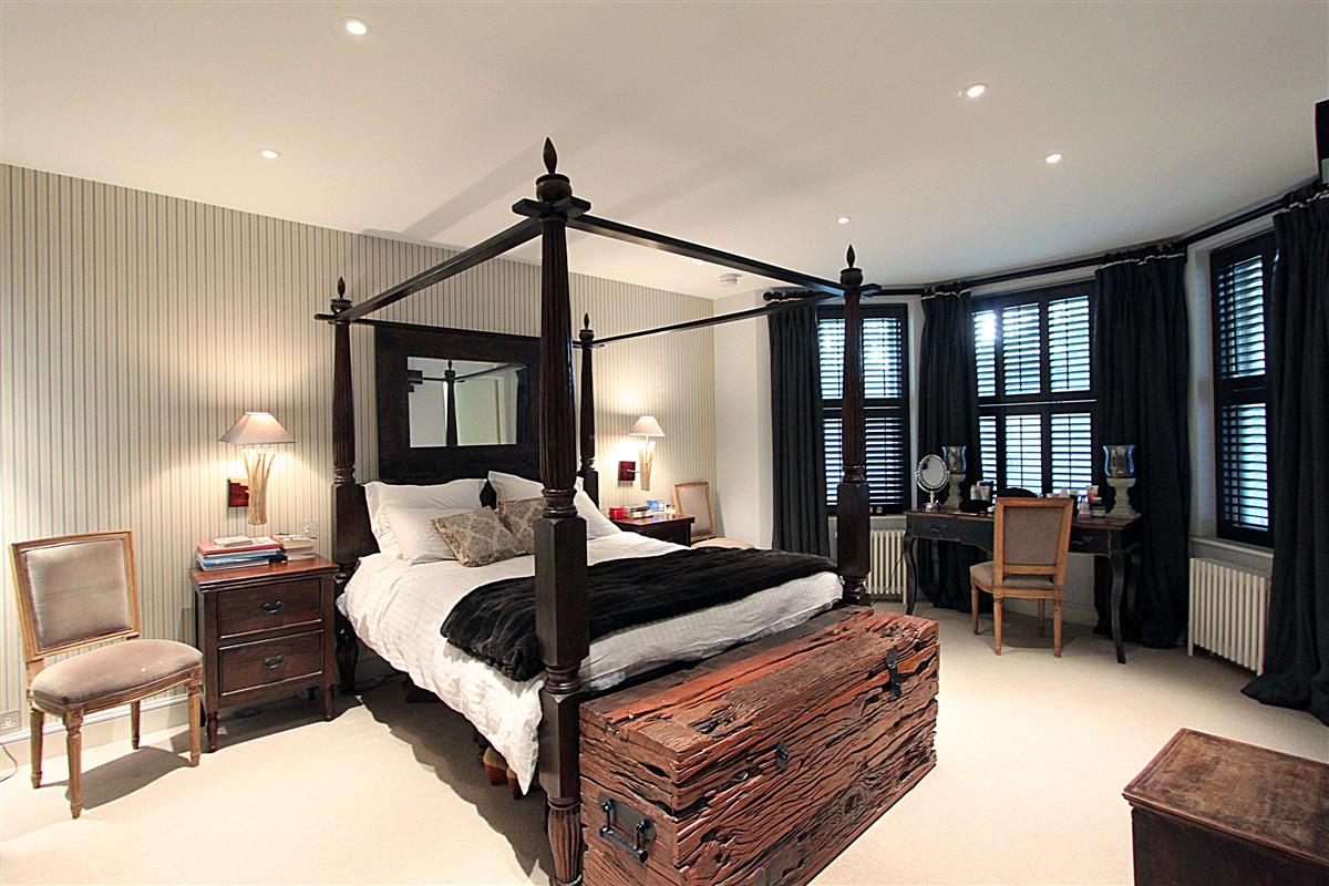 Flat To Rent in Holland Park Avenue, W11 Featuring a Garden and Off