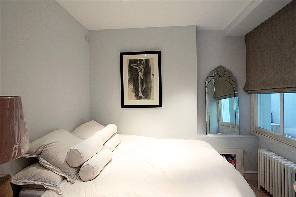 Flat To Rent in Holland Park Avenue, W11 Featuring a Garden and Off