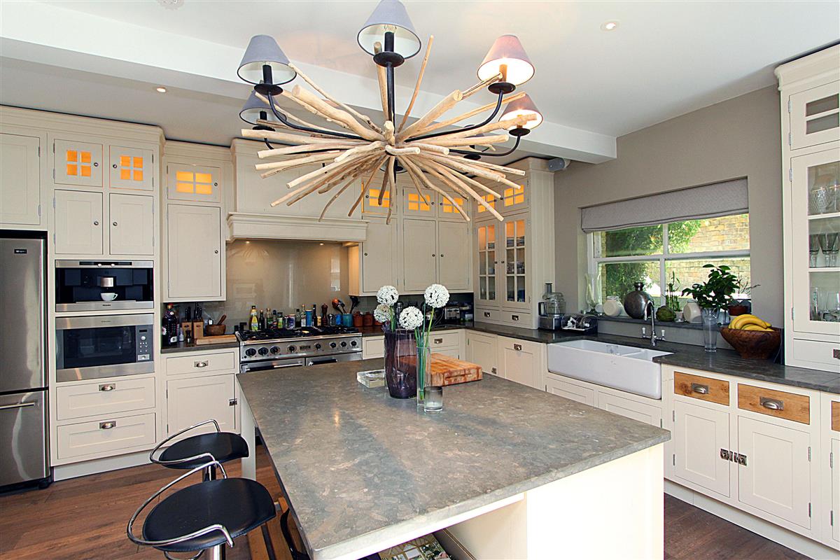 Flat To Rent in Holland Park Avenue, W11 Featuring a Garden and Off