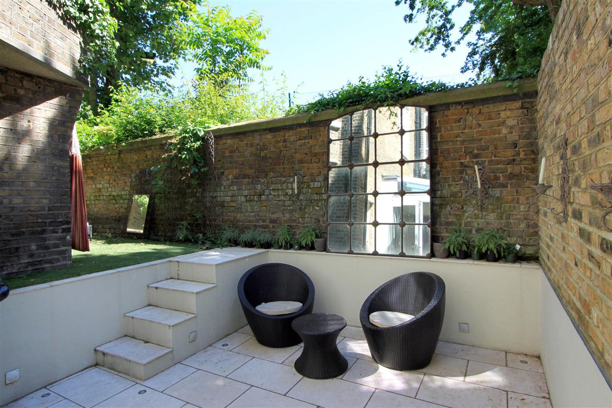 Flat To Rent in Holland Park Avenue, W11 Featuring a Garden and Off