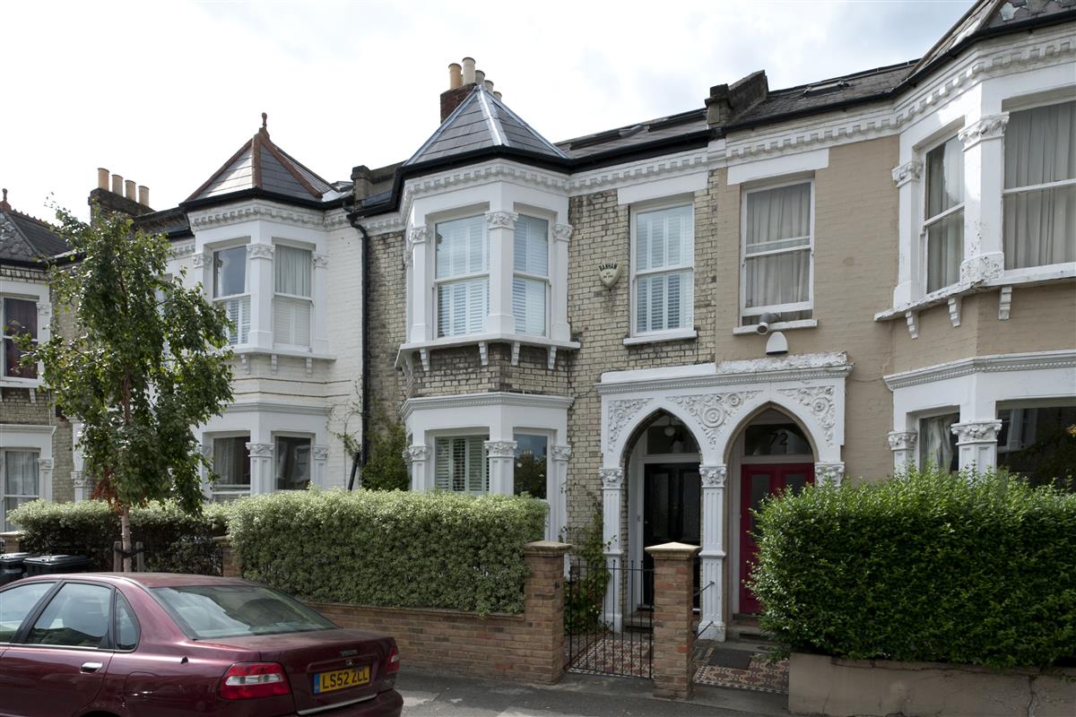 House For Sale in Elms Crescent, SW4 Featuring a Garden, a Loft and a