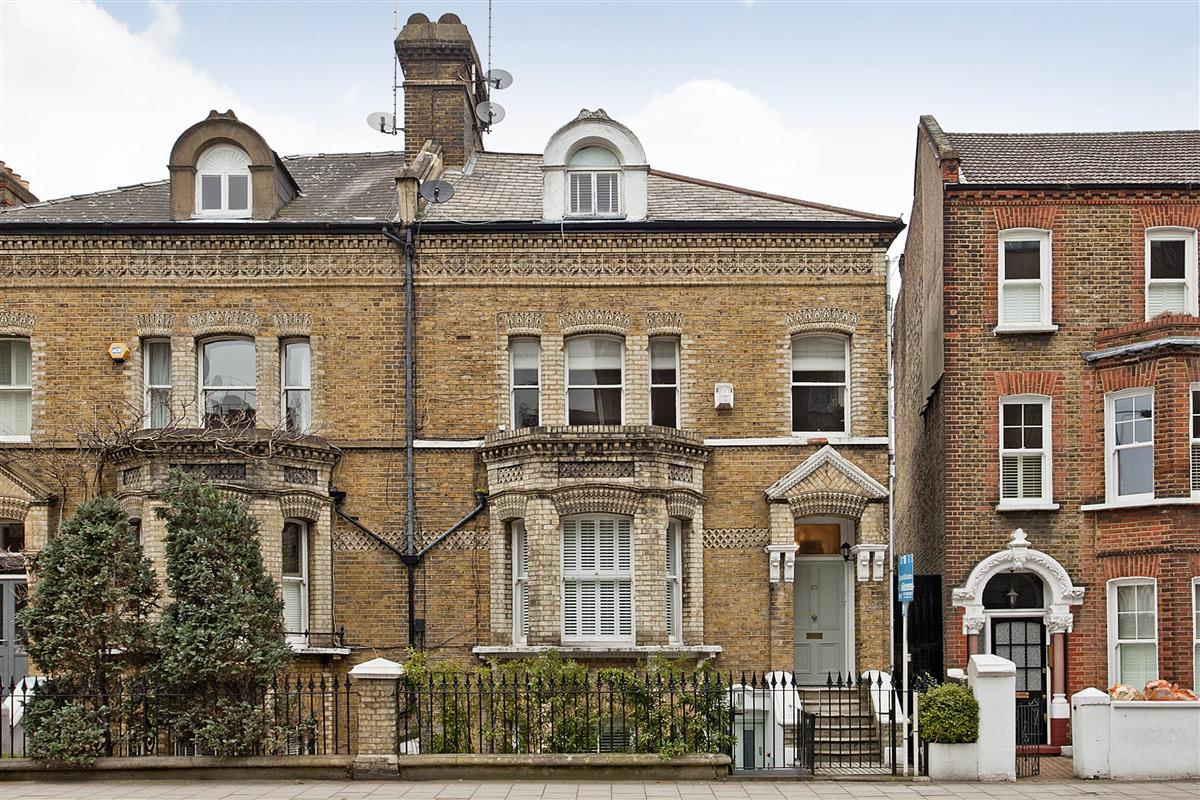 Flat To Rent in Parkgate Road, SW11 Featuring a Garden (ref 38356