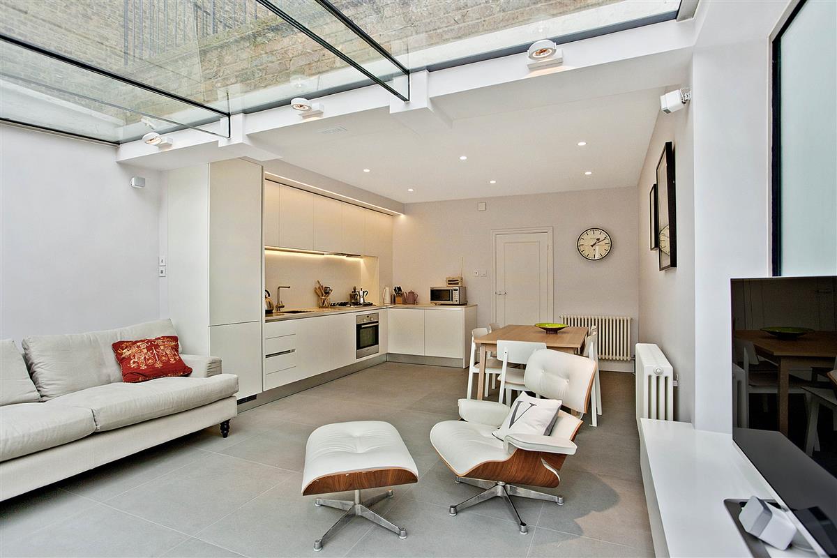 Flat To Rent in Parkgate Road, SW11 Featuring a Garden (ref 38356