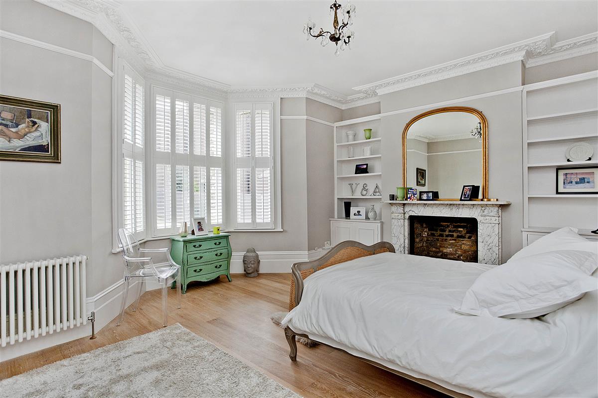 Flat To Rent in Parkgate Road, SW11 Featuring a Garden (ref 38356