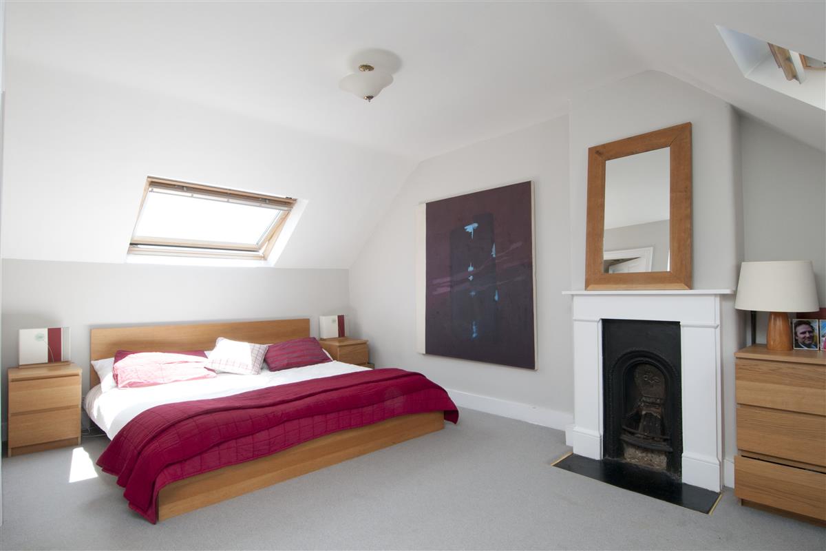 House For Sale in Brodrick Road, SW17 Featuring a Garden (ref 39070