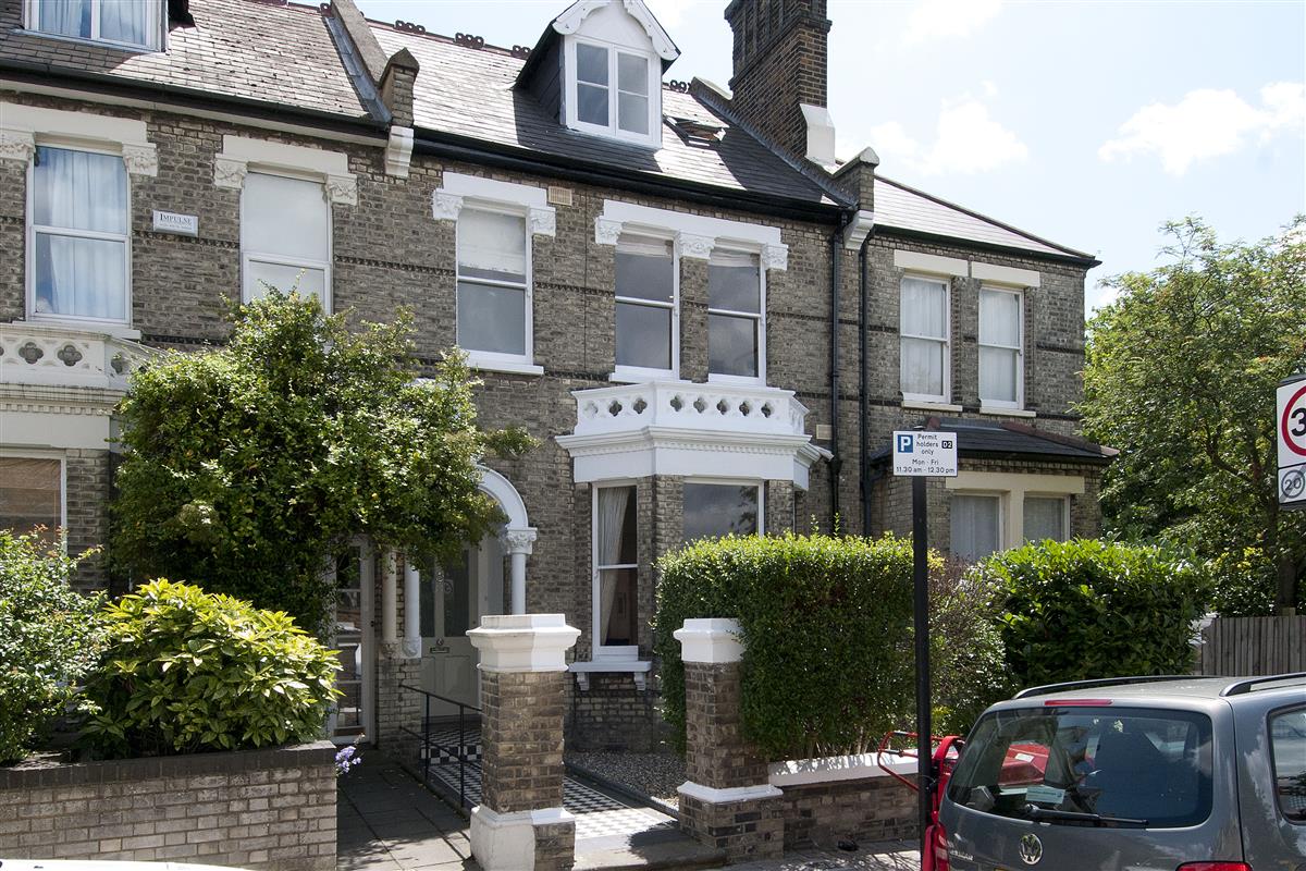 House For Sale in Brodrick Road, SW17 Featuring a Garden (ref 39070