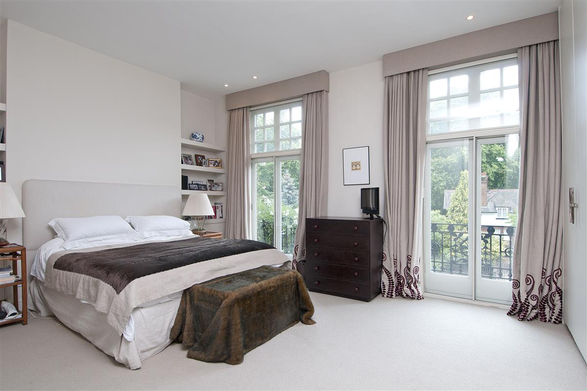 House For Sale in Albert Bridge Road, SW11 Featuring a Garden (ref