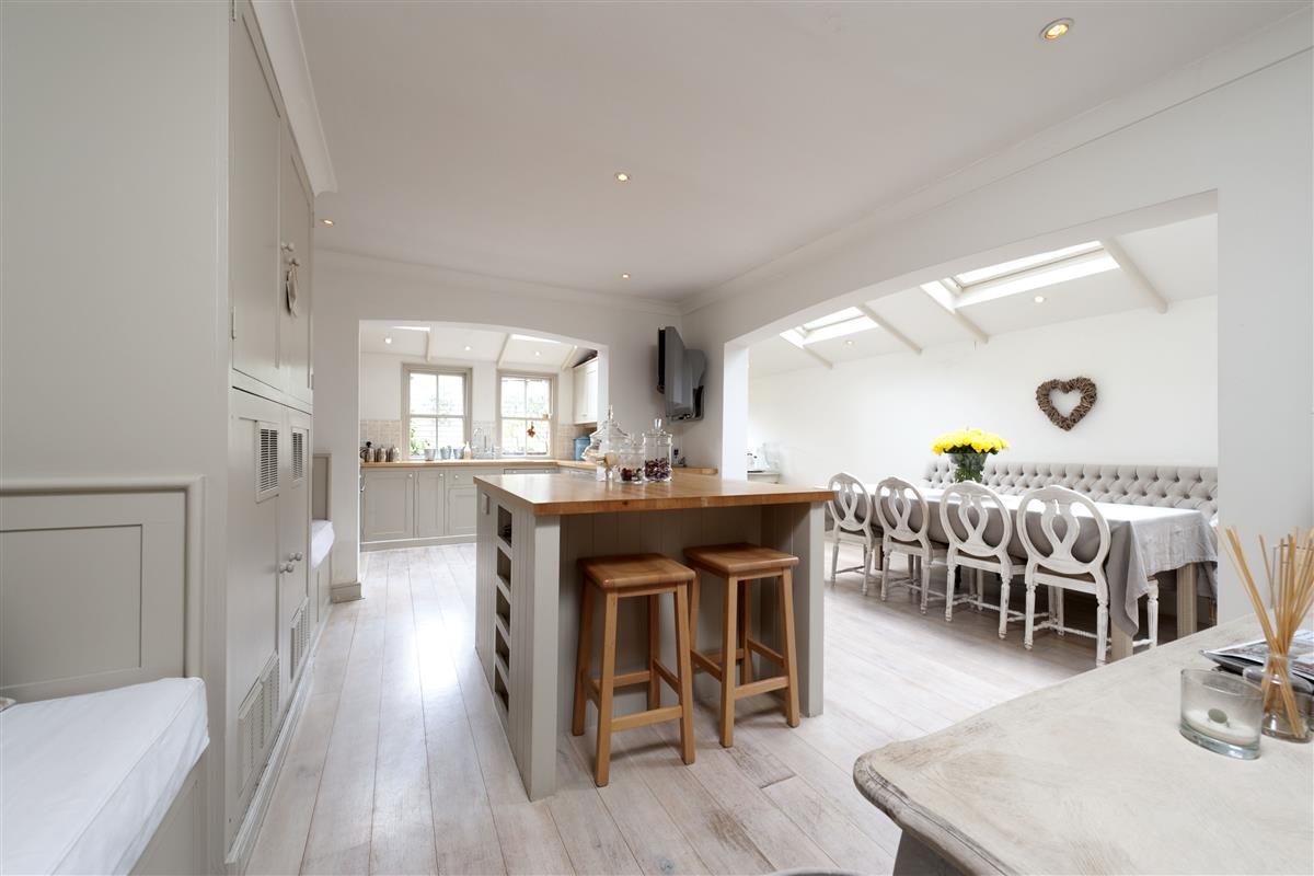 House For Sale in Abbeville Road, SW4 Featuring a Garden and a Cellar