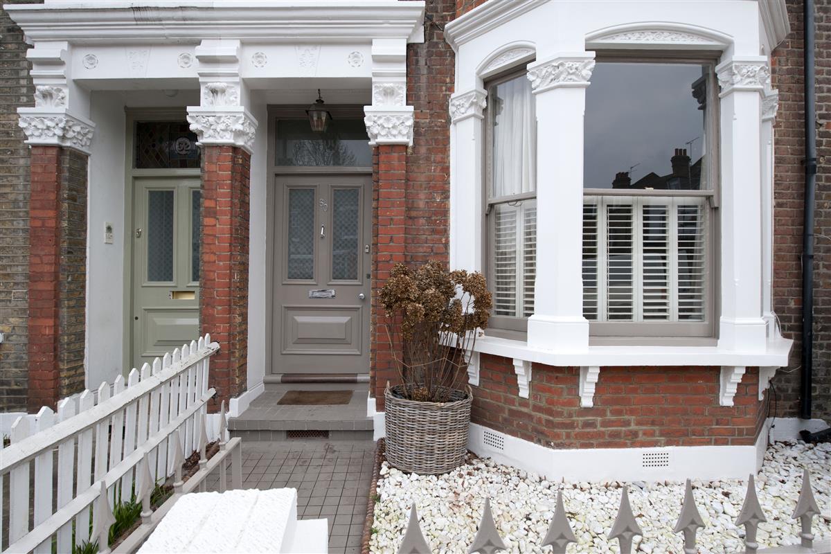 House For Sale in Abbeville Road, SW4 Featuring a Garden and a Cellar