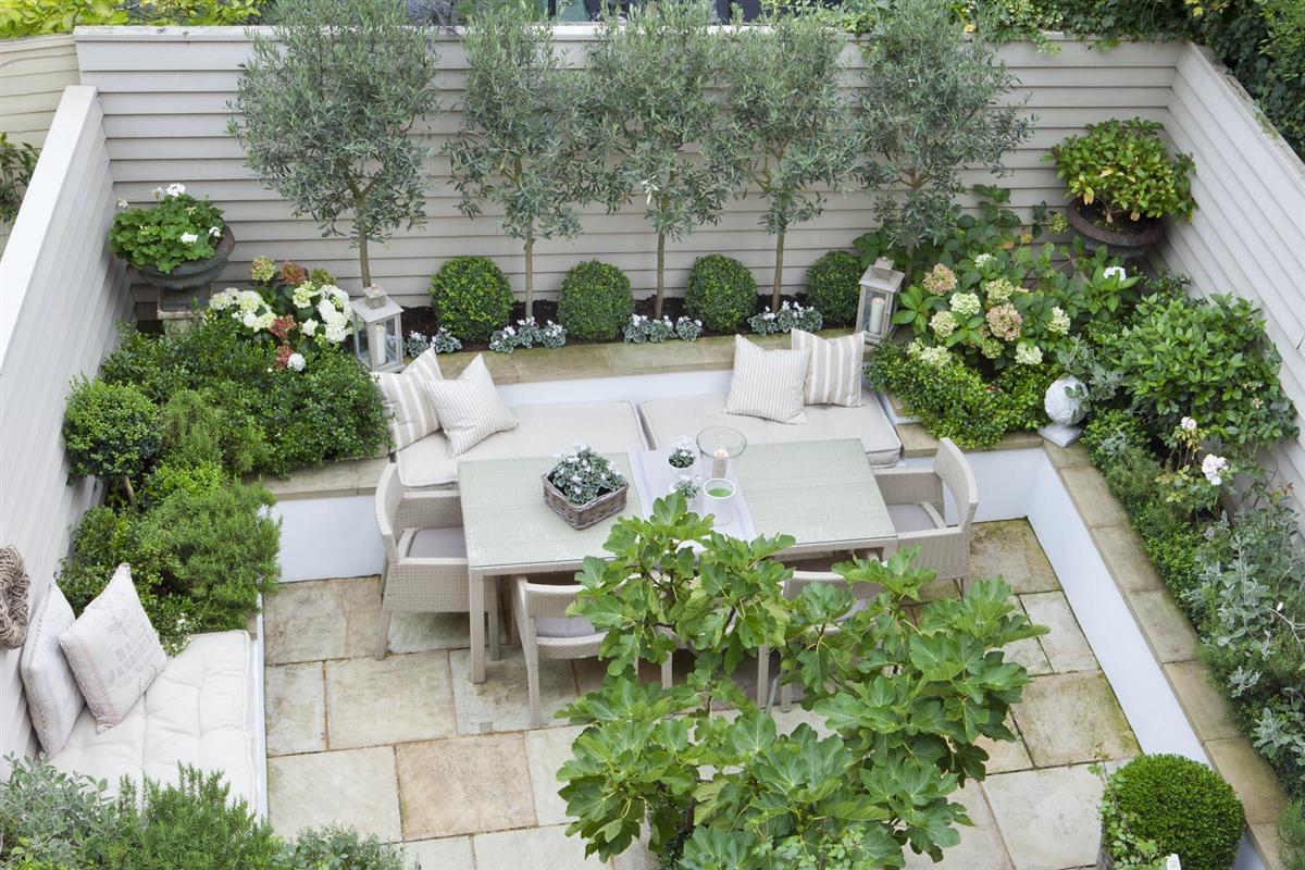 House For Sale in Abbeville Road, SW4 Featuring a Garden and a Cellar