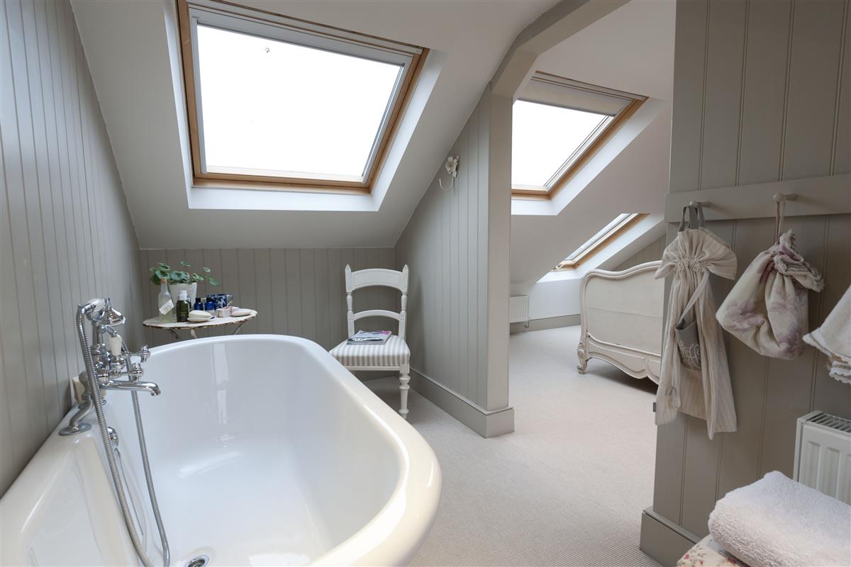 House For Sale in Abbeville Road, SW4 Featuring a Garden and a Cellar