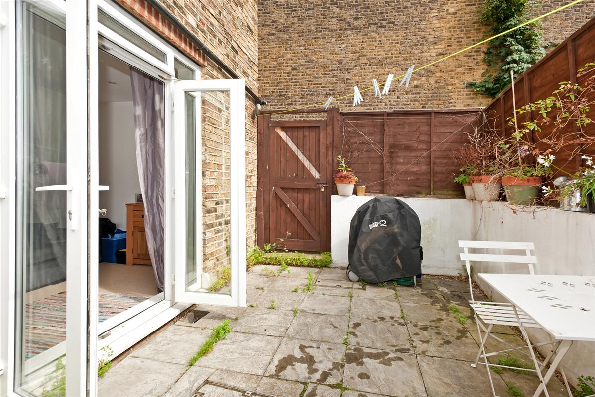 Flat For Sale in Putney Bridge Road, SW15 Featuring a Garden (ref