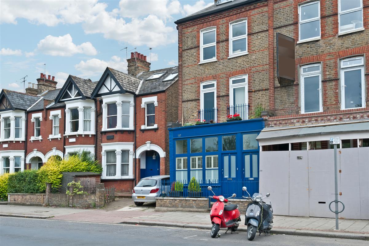 Flat For Sale in Putney Bridge Road, SW15 Featuring a Garden (ref
