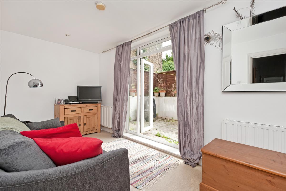 Flat For Sale in Putney Bridge Road, SW15 Featuring a Garden (ref