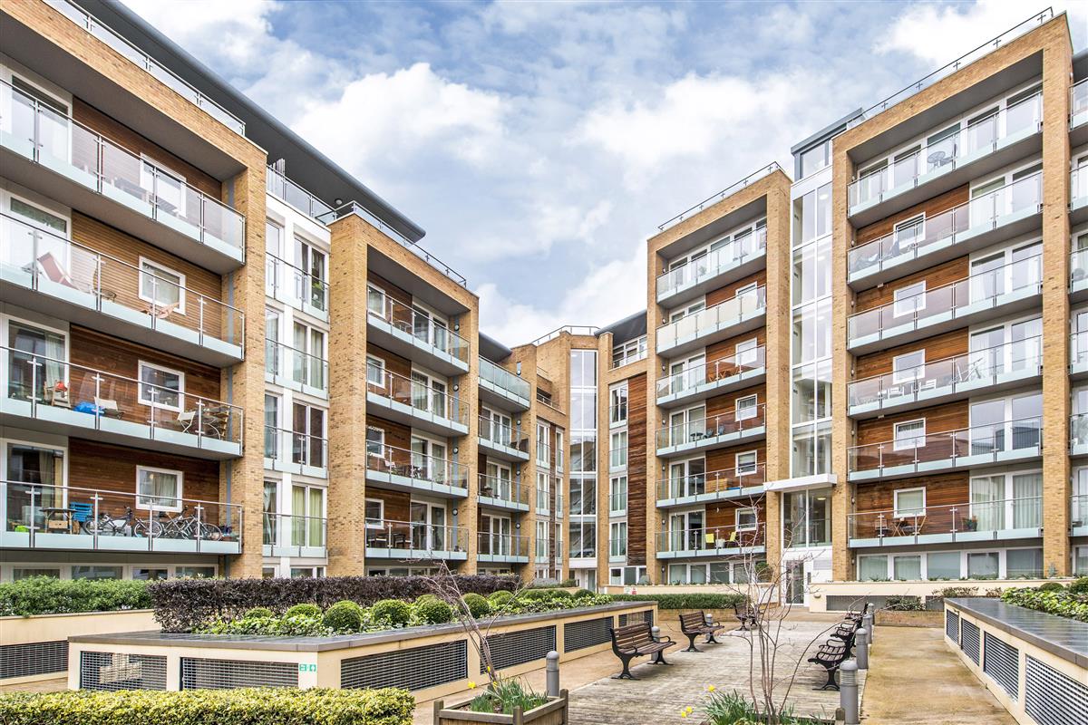 Flat To Rent in Battersea Park Road, SW8 Featuring a Balcony, a Porter