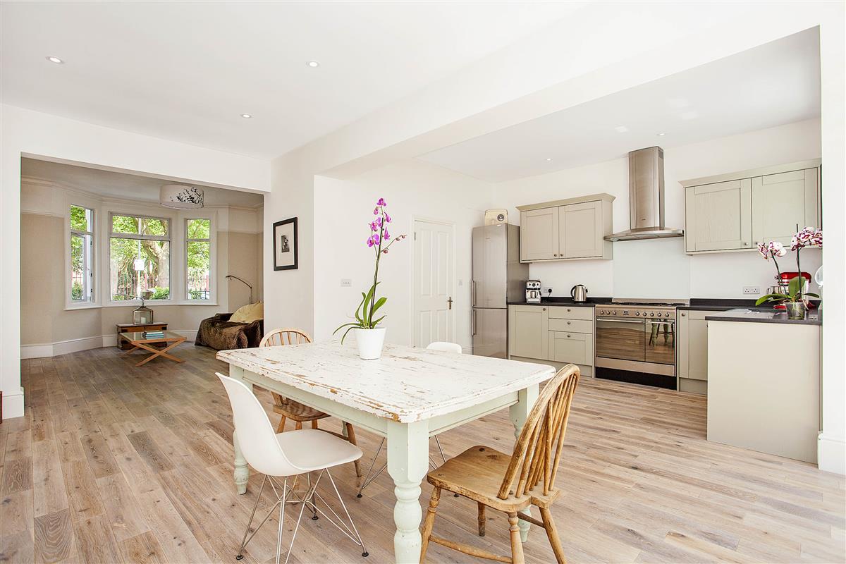 House For Sale in Pirbright Road, SW18 Featuring a Balcony, a Garden